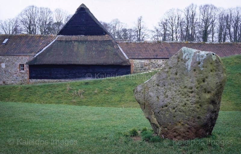 Avebury, stone circle, henge, megalith, Neolithic, UNESCO World Heritage Site, Wiltshire, England, prehistoric monument, sarsen stone, archaeology, Stonehenge, Early Bronze Age, ceremonial site, ritual landscape, Alexander Keiller, National Trust, ancient monument, archaeological site, Neolithic Britain, sacred landscape, prehistoric astronomy, ancient Britain, heritage site, Kaleidos, Kaleidos images, La parole à l'image, Tarek Charara
